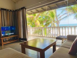 Una televisión o centro de entretenimiento en Suite Lanka