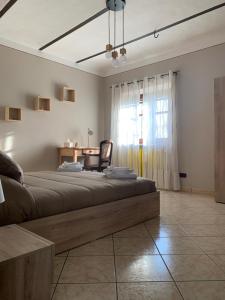A bed or beds in a room at Tra Langhe e Monviso