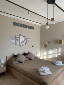 A bed or beds in a room at Tra Langhe e Monviso