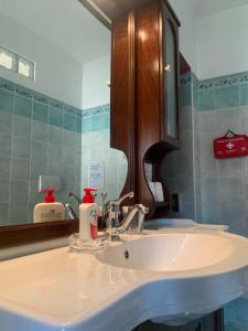 A bathroom at Tra Langhe e Monviso