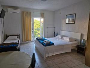 a hotel room with two beds and a window at Apartmani Džapo in Srima