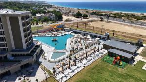 uma vista aérea de um resort com piscina em PALEMON Resort& Spa em Manavgat mais 84 fotografias