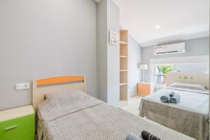 a bedroom with two beds in a room at Chillout Grau de Gandia- attico para 6 personas dos banos VT-44956-V in Gandía