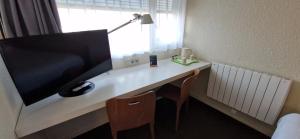 TV a/nebo společenská místnost v ubytování Campanile Saint Quentin