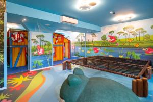 Meridiana Family & Nature Hotel في مارينا روميا: غرفة أطفال مع سرير ديناصور في المنتصف