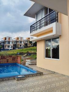 Kolam renang di atau dekat dengan ROYAL MEADOWS IGATPURI Private Pool Villa F