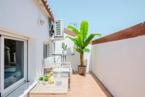 a small balcony with a table and chairs on it at Chillout Grau de Gandia- attico para 6 personas dos banos VT-44956-V in Gandía