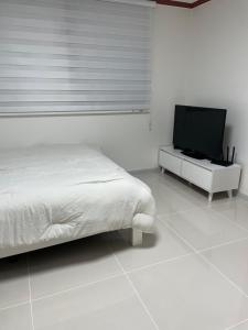 TV a/nebo společenská místnost v ubytování Quiet and spacious 1-bedroom apt in Gangnam