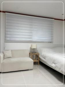 Postel nebo postele na pokoji v ubytování Quiet and spacious 1-bedroom apt in Gangnam + 37 fotografií