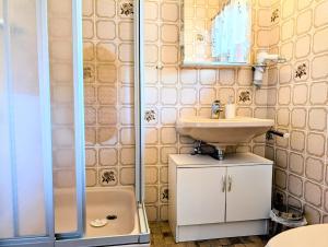 a bathroom with a sink and a shower at Familienzimmer Nr 1 im Haus Sabine in Braunlage