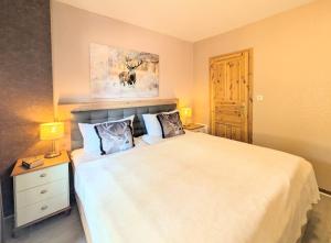 a bedroom with a large white bed with two pillows at Zimmer Nr 4 im Haus Sabine in Braunlage