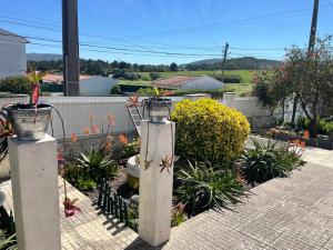 een tuin met twee parkeermeters en planten bij Casa Vila Sao & Pompeia in Sesimbra