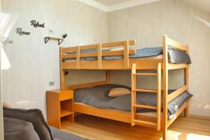 Palanda nebo palandy na pokoji v ubytování Relax Apartma