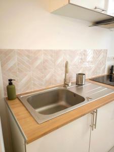 Η κουζίνα ή μικρή κουζίνα στο Cosy appartement Mayna