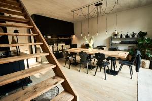 グラッサウにあるWASCHHAUS - Ferienhaus in Grassau im Chiemgauの木製のテーブルと椅子のあるダイニングルーム