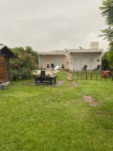 a large yard with a house and a table at lo de lucio in Almafuerte