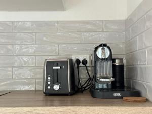 eine Küchentheke mit einem Toaster und einem Mixer in der Unterkunft Maleny-Montville Cottages #2, 2 bed with ocean views in Balmoral Ridge