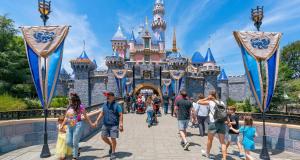 a group of people walking towards the disney castle at Studio Platanes 8 - Proche Disneyland - Parking gratuit - Meaux in Meaux +8 photos