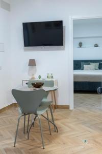 una camera con tavolo, sedia e letto di ESSE Homes Sant Elia a Santa Flavia