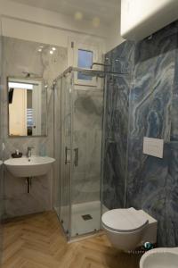 un bagno con doccia, WC e lavandino di ESSE Homes Sant Elia a Santa Flavia