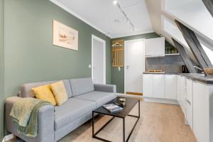 una sala de estar con un sofá y una mesa en North Estate Studio Center 44, en Tromsø