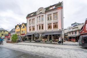 un edificio en una calle de la ciudad con gente caminando en North Estate Studio Center 44, en Tromsø