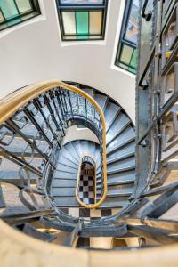 una escalera de caracol en un edificio con ventanas en North Estate Studio Center 44, en Tromsø