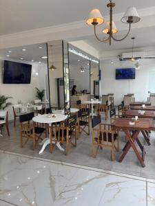 a restaurant with tables and chairs and a mirror at Hotel Ideal Termal in Termas de Río Hondo