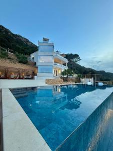 una piscina di fronte a una villa di Villa Horizon - luxury between sea & nature a Rafrāf