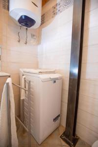 - un lave-linge et un sèche-linge dans une petite salle de bains dans l'établissement Argentario IL SOLE, à Porto Santo Stefano 7 autres photos