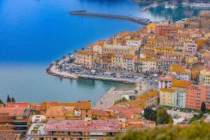 une vue aérienne d'une ville au bord de l'eau dans l'établissement Argentario IL SOLE, à Porto Santo Stefano