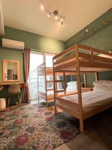 ein Schlafzimmer mit zwei Etagenbetten und einem Fenster in der Unterkunft 東眠 Taitung sleep well in Taitung