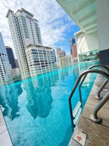 Hồ bơi trong/gần Exclusive Suites At RAMAD KLCC