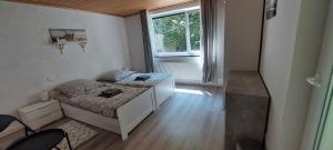 a small bedroom with a bed and a window at Ferienwohnung Dürmentingen Viola in Dürmentingen