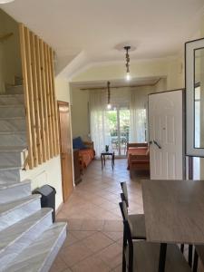 Un comedor y una sala de estar con una mesa. en Lianna Apartment, en Nikiti