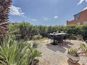 Κήπος έξω από το Le Jardin d 'Emma