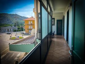 Prato SesiaにあるAl Milleの通りの景色を望む建物のバルコニー