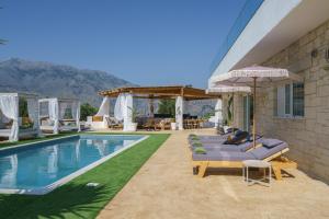Бассейн в Villa Yammas, 5-Bedroom Stone Villa with Private Pool, Walking distance from Beach или поблизости