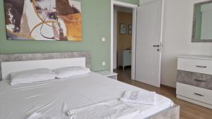 Ένα ή περισσότερα κρεβάτια σε δωμάτιο στο Emi Center Apartments