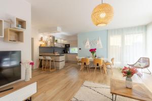 Kuchyň nebo kuchyňský kout v ubytování Balaton Breeze Pihenőház by BLTN