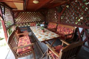 ザラカロシュにあるLonci apartmanの木造家屋のテーブルと椅子の上面