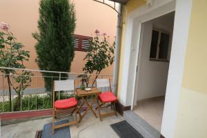 een balkon met twee stoelen en een tafel bij Apartment Opatija 365, steps from the sea & city center, free street parking in Opatija