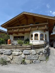 プフンツにあるApartment in Austriaの石壁の家