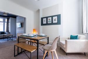 een woonkamer met een eettafel en een bank bij Ideal 3br For Contractors & Families, Stockton in Stockton-on-Tees