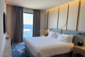Ένα ή περισσότερα κρεβάτια σε δωμάτιο στο voco Beirut Central District by IHG