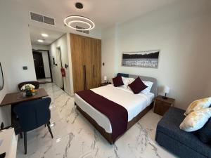 Giường trong phòng chung tại Central Stay Studio Apartment near Cleveland and Abu Dhabi Mall +34 ảnh