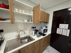 Nhà bếp/bếp nhỏ tại Central Stay Studio Apartment near Cleveland and Abu Dhabi Mall