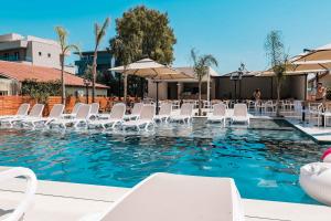 Bazén v ubytování Ksamil Central Park Hotel nebo v jeho okolí