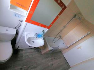 a bathroom with a toilet and a sink and a mirror at Lausitz Lindena See Nähe in Doberlug-Kirchhain