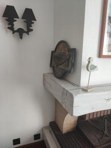 Un reloj en la pared junto a una escalera. en Charming house, en Aytré 4 fotos más